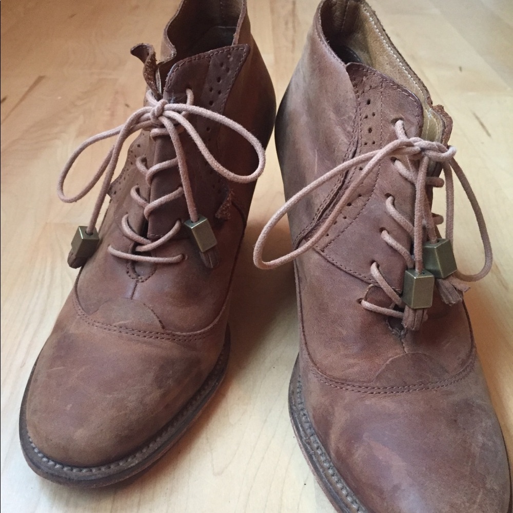 Brown lace up bootie. Vintage style.
